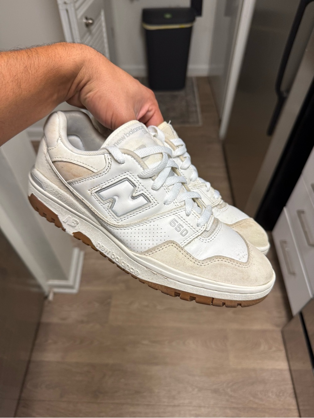 New Balance 550 Shoe White Gum Sneaker Beige Suede BB550WGU Men Size 9 Used